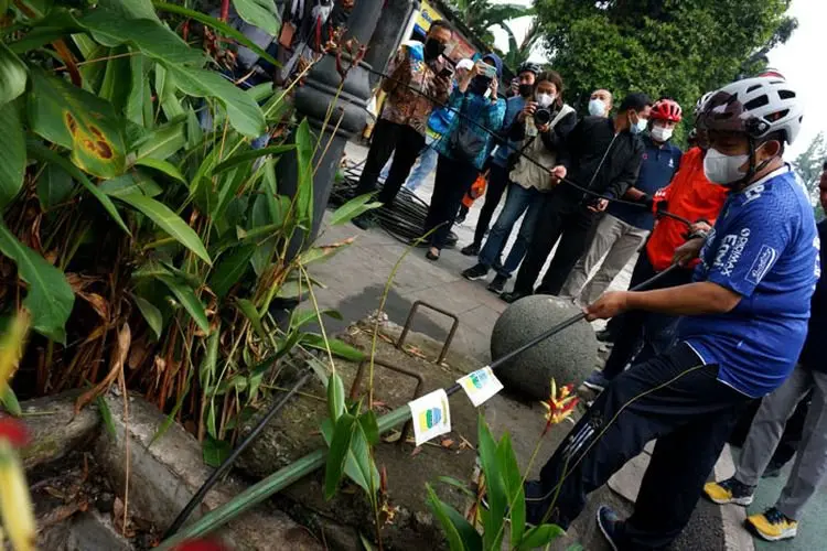 Foto: Plt Wali Kota Bandung Yana Mulyana Meninjau Penurunan Kabel Fiber Optik
