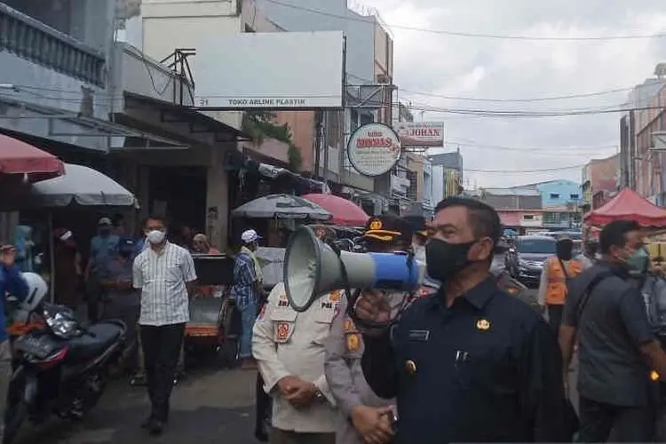 Turun ke Pasar Tradisional, Wali Kota Cirebon Nasrudin Azis Ingatkan Warga Pakai Masker