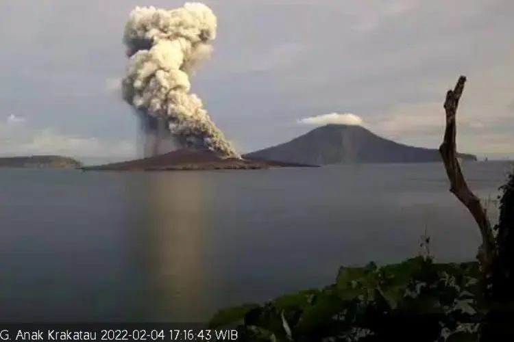 Gunung Anak Krakatau Dua Kali Erupsi, PVMBG Imbau Wisatawan Tak Mendekat