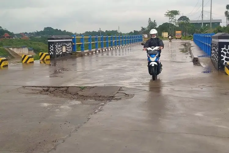 Gawat! Dua Ujung Jembatan Floodway Cisangkuy di Bojongkunci Amblas, Nyawa Pengendara Terancam