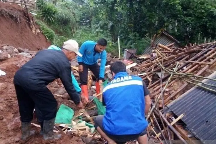 Tragis...Satu Keluarga Tertimpa Longsor Tembok Pembatas di Cianjur, Dua Anaknya Meninggal