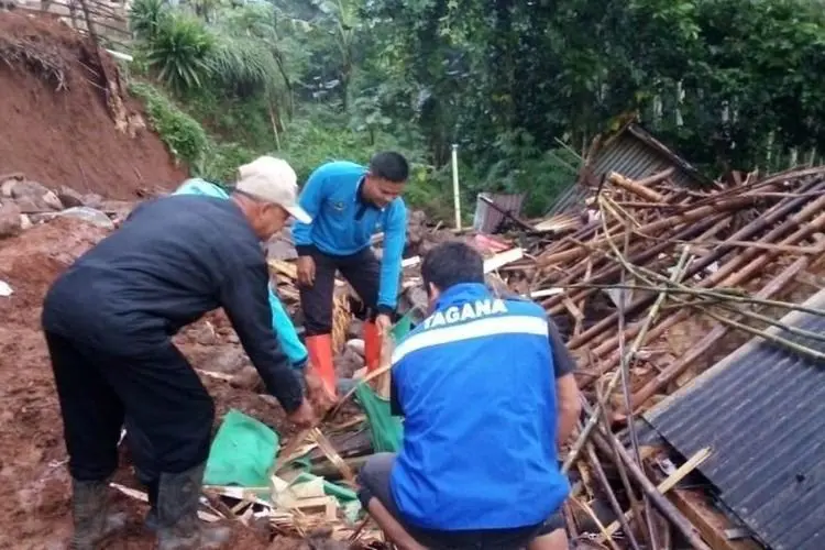 Sudah TIga Nyawa Melayang Akibat Tembok Pembatas Rumah Roboh di Cianjur