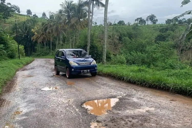 Bisa  Timbulkan Korban Jiwa, Warga Minta Jalan Rusak Milik Pemkab Cianjur Segera Diperbaiki