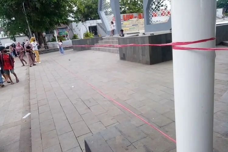 Covid 19 Melonjak, Alun alun Garut Hanya Ditutup Tali Rapia, Warga Nekat Terobos Masuk
