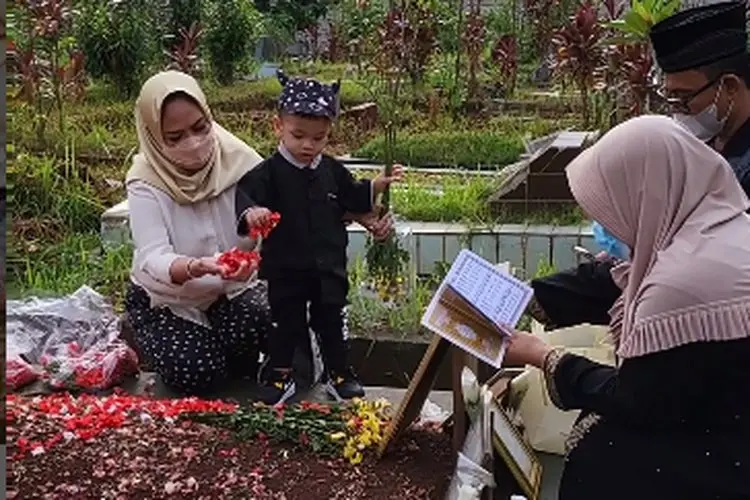 Bikin Nangis, Ini Momen Gala Sky Tabur Bunga di Makam Vanessa Angel dan Bibi Andriansyah
