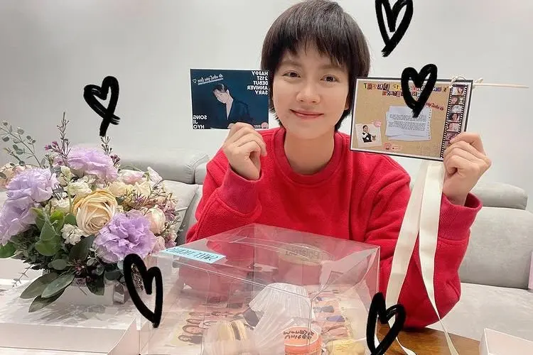 Song Ji Hyo 'Running Man' Rayakan 21 Tahun Debutnya dengan Hadiah Spesial dari Penggemar