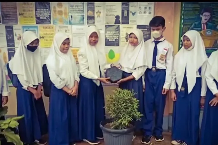 Inspiratif, Siswa SMPN 4 Cikalong Wetan Sulap Sampah Plastik Jadi Paving Block