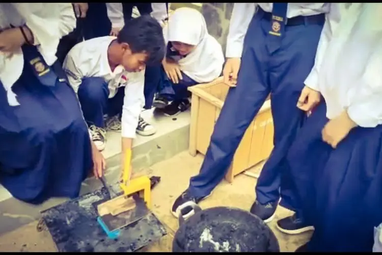 Sulap Sampah Plastik Jadi Paving Block, SMPN 4 Cikalong Wetan Bandung Barat Punya Misi Mulia