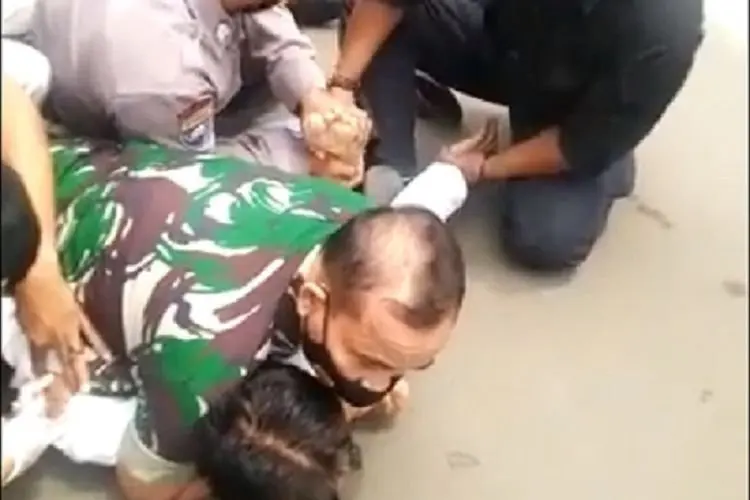 Beredar Video Seorang Pria Dipaksa Suntik Vaksin Covid-19 hingga Ditindih TNI, Cek Faktanya di Sini