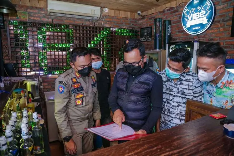 Satpol PP Kota Bogor Pelototi Terus Holywings Cafe di Masa PPKM Level 3