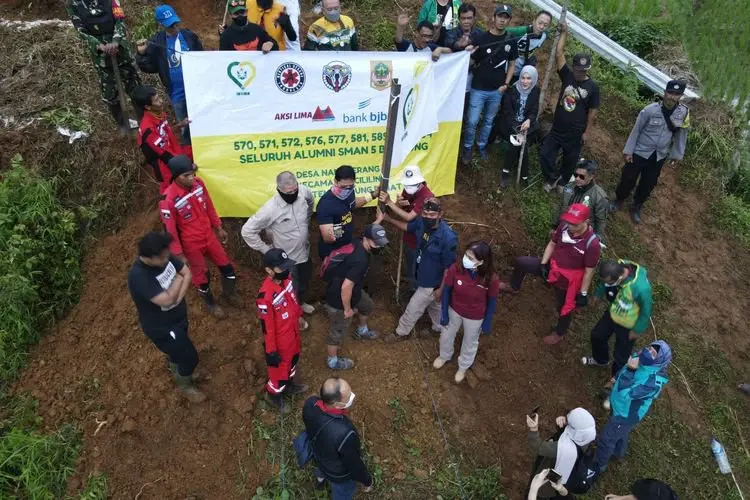 Kolaborasi Unik Alumni SMA Negeri 5 Bandung  dalam Aksi Jembatan Gantung Cililin KBB