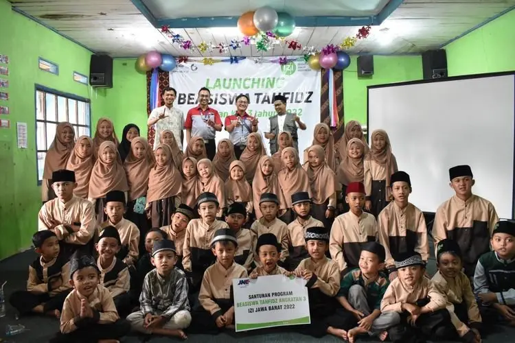 IZI Jabar Berikan 200 Penerima Manfaat Santri di Jabar