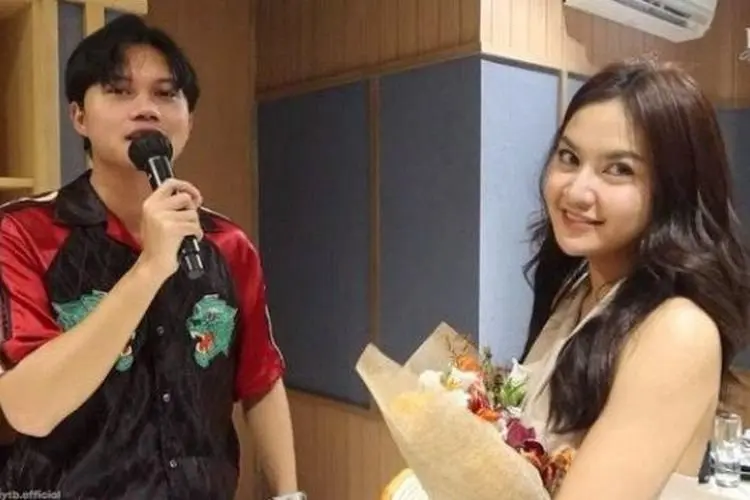Romantis! Rizky Febian Nyatakan Cinta ke Mahalini di Depan Sule