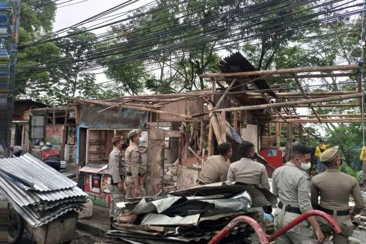 Tanpa Basa-basi, Belasan Bangunan Liar Jalan Ahmad Yani Bogor Kena Sikat Petugas