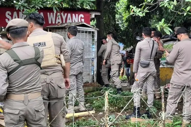 Pemerintahan Kota Bogor dan Jasa Marga Bongkar Puluhan Lapak PKL di Pinggir Tol Ciawi