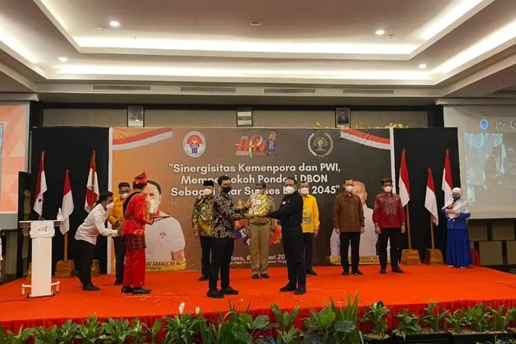 Ridwan Kamil dan Ahmad Saefudin Raih Penghargaan Inisiator Olahraga Indonesia 2022
