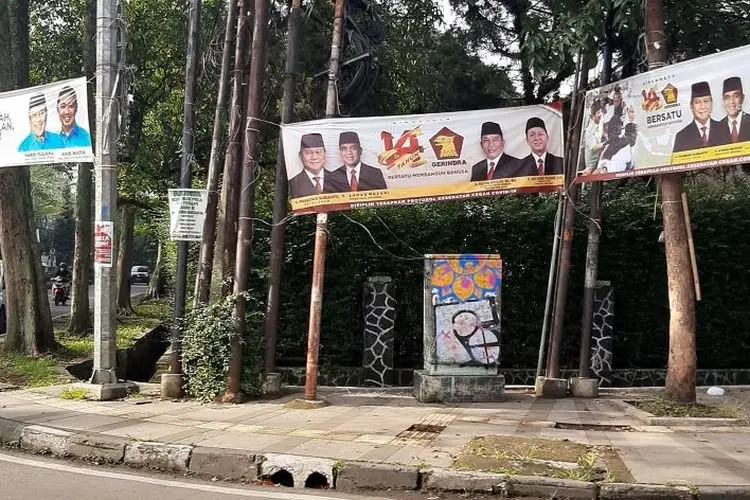 Loh Kok Ilang, Spanduk Misterius Arteria Dahlan Lenyap Cuma Beberapa Menit