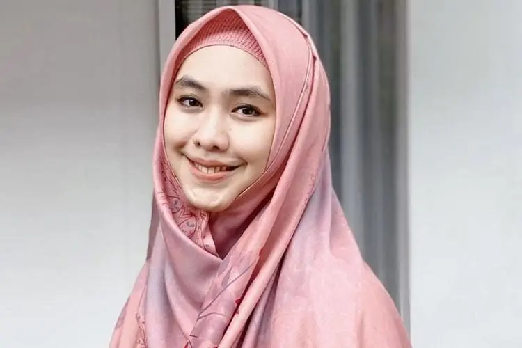 Hukum Istri Bekerja Membantu Suami, Ustadzah Oki Setiana Dewi Sebut Dua Pahala Besar Menanti!