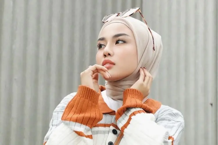 Medina Zein Lepas Hijab, Netizen Sebut Pengalihan Isu Kasus Positif Covid-19