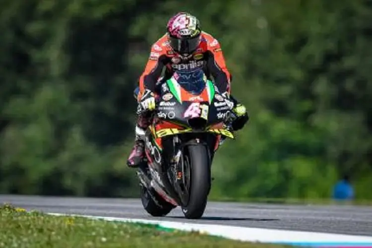 Rider MotoGP Aleix Espargaro Bingung dan Kaget,  Lihat Penjual Bensin Eceran 'Pertamini' di Lombok