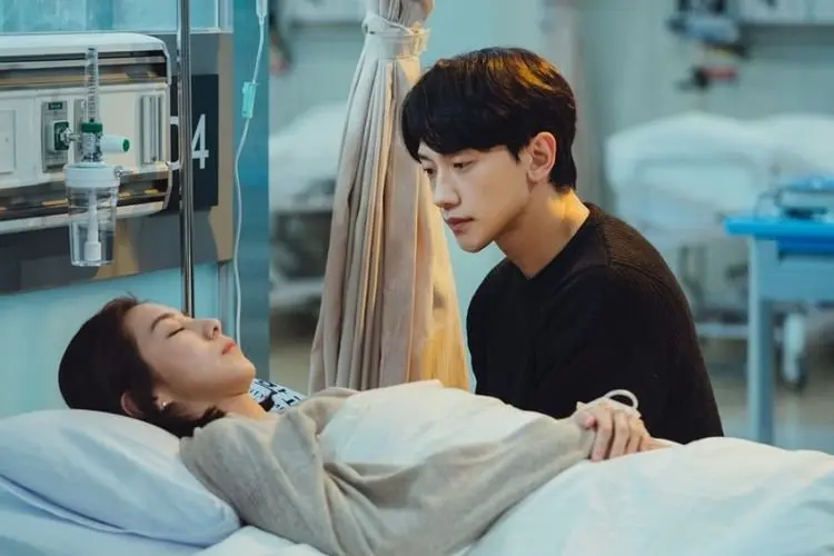 Sinopsis Ghost Doctor Episode 13: Kelelahan, Jang Se Jin Pingsan Saat Periksa Cha Young Min