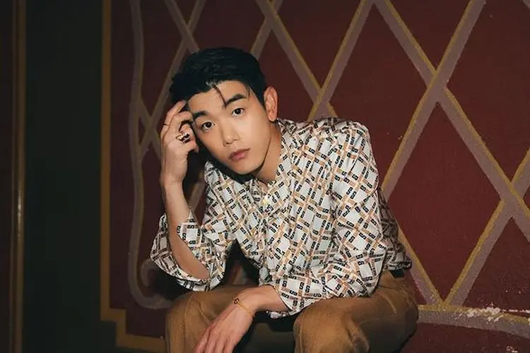 Bikin Iri! Eric Nam Adopsi Penggemar Jadi Putrinya saat Tur Dunia