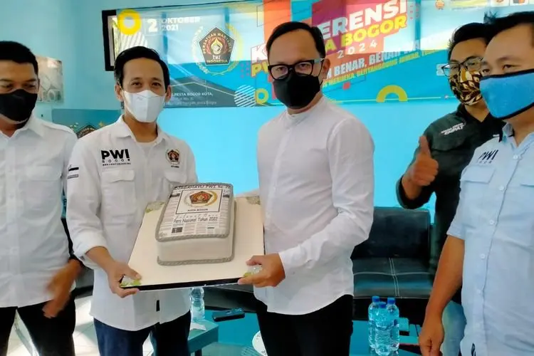 Kejutan Bima Arya di Hari Pers Nasional ke-76, Bawa Kue ke PWI Hingga Traktir Wartawan Mie Ayam