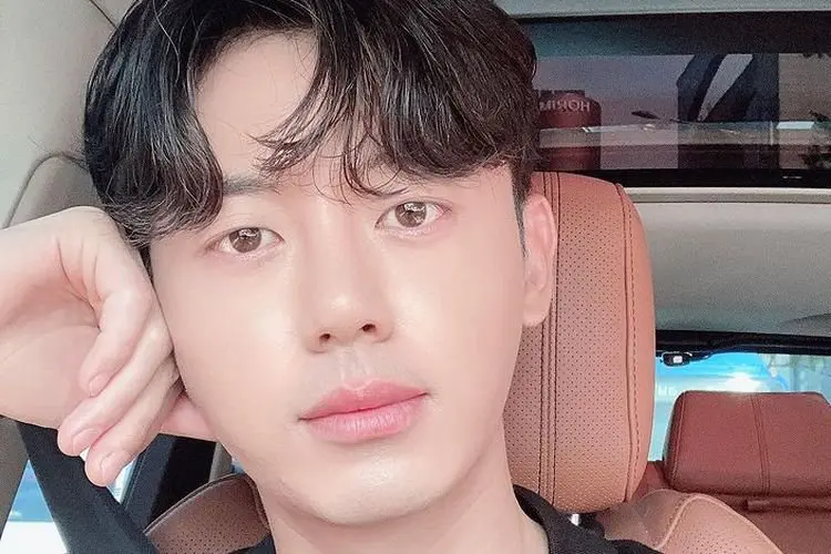 Lee Ji Hoon Positif Covid-19 Setelah Mengalami Demam Tinggi