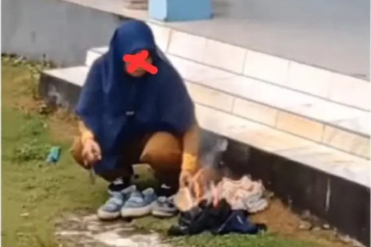 Viral Guru Bakar Sepatu Murid yang Tak Sesuai Aturan, Tuai Pro Kontra di Kalangan Netizen