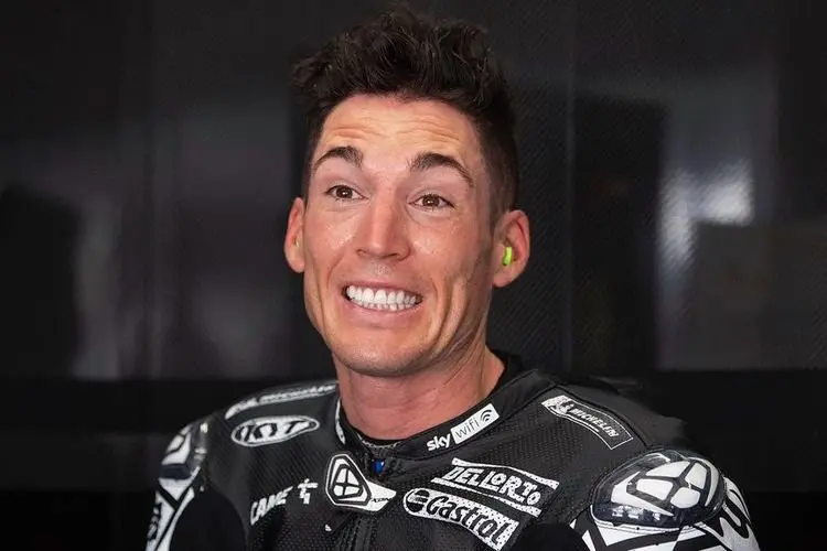 Aleix Espargaro Tirukan Gaya Emak-emak Naik Motor Bonceng Banyak Anak