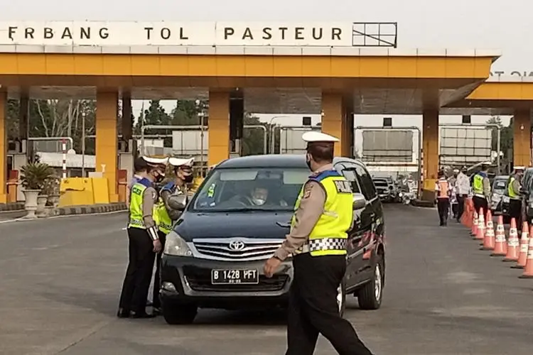 Ganjil Genap, Polisi Putar Balikkan Kendaraan Luar Berplat Genap di Gerbang Tol Pasteur