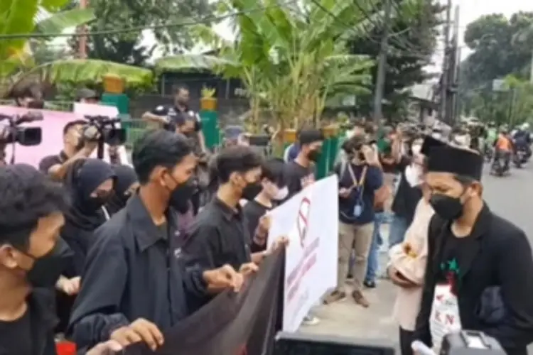 Tolak Rencana Doddy Sudrajat, Barisan Ksatria Jaga Makam Vanessa Angel