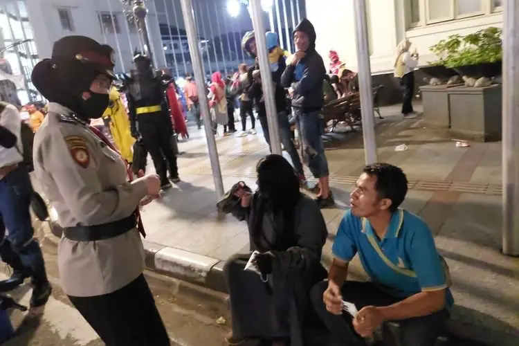 Cegah Penyebaran Covid-19, Ditpam Obvit Polda Jabar  Awasi Penerapan Prokes di Asia Afrika