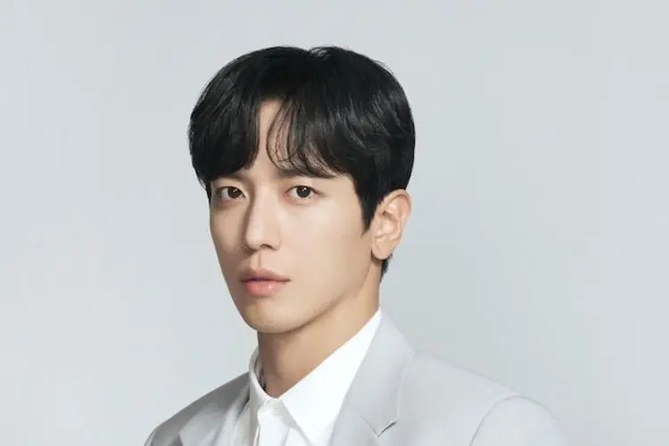 Leader CNBLUE Jung Yong Hwa Positif Covid-19 Setelah Mengalami Flu