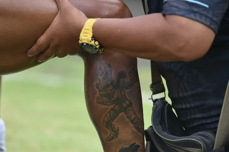 Uniknya Tato di Kaki David da Silva, Dari Saint Seiya, Gohan, hingga Roadrunner