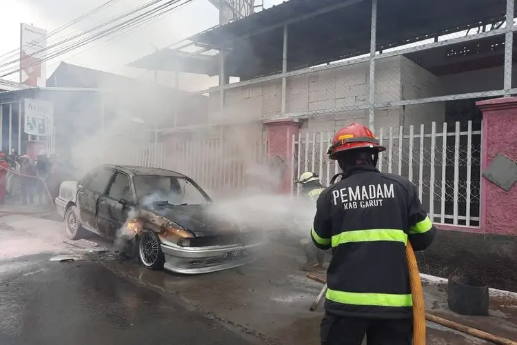 Korsleting Listrik Sedan Mitsubishi Lancer Terbakar di Garut