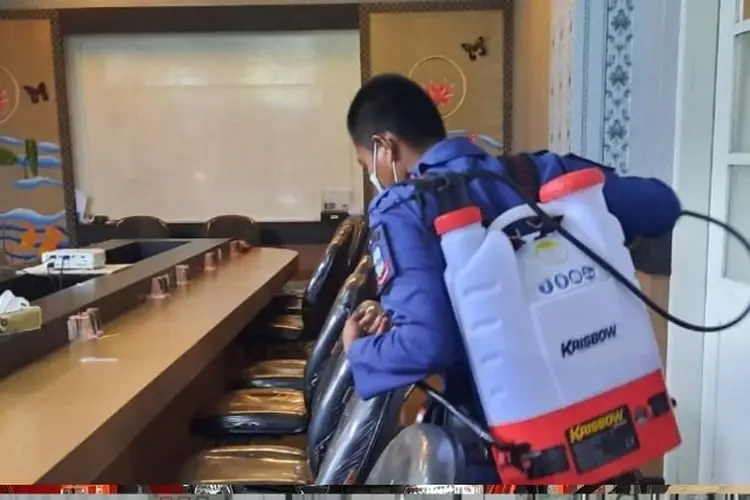 Cegah Klaster Perkantoran, Pendopo Bupati Garut Disemprot Disinfektan
