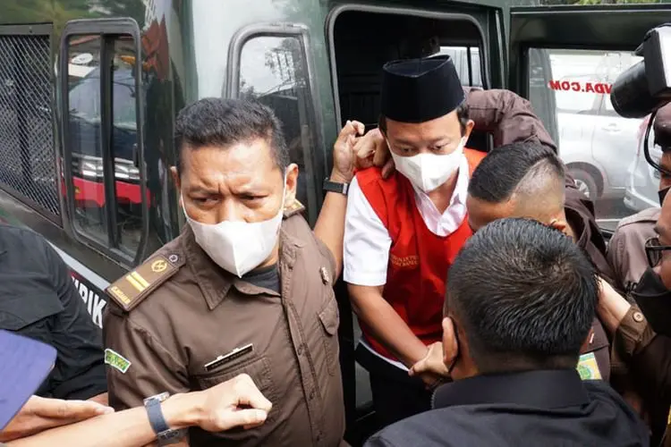 Foto: Herry Wirawan Dijatuhi Vonis Seumur Hidup