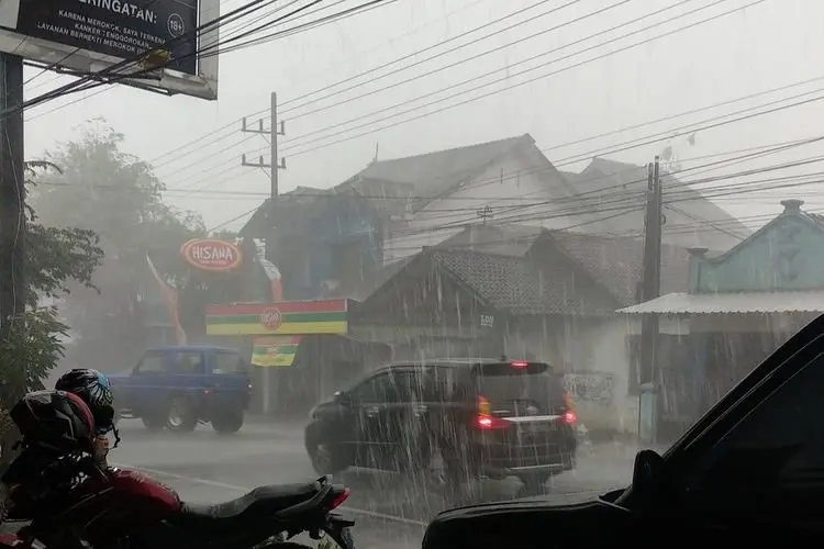 Prakiraan Cuaca Kaltim Rabu, Penajam dan Sendawar Hujan Petir, Balikpapan Samarinda Adem