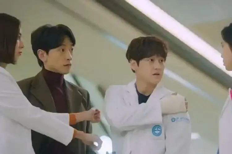 Spoiler Ghost Doctor Episode 15: Oh Soo Jung dengan Jang Se Jin Berseteru Karena Perebutkan Go Seung Tak
