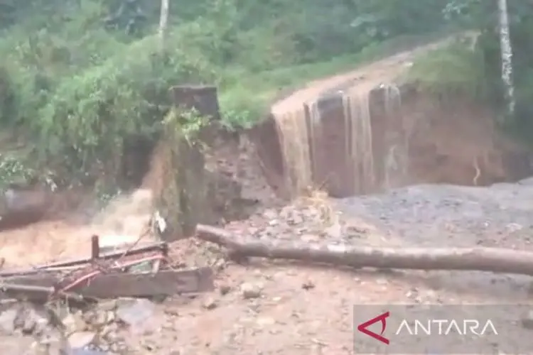 Jembatan Cibinong-Cianjur Putus, Arus Dari Bandung dan Sebaliknya Lumpuh