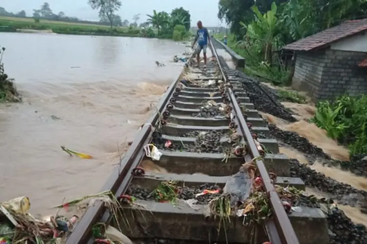 Banjir Kikis Jalur, Daop 2 Bandung: Perjalanan KA Lokal Siliwangi Tersendat