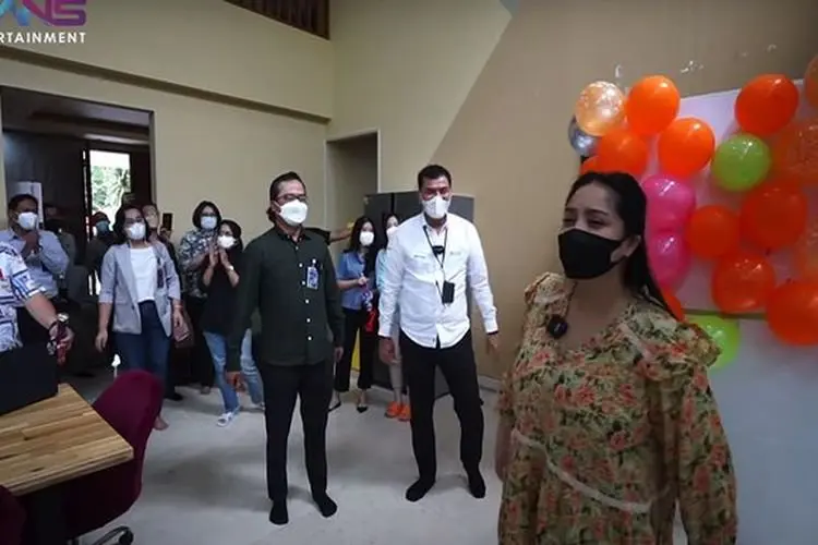 Dapat Kado Spesial di Hari Ulang Tahun, Raffi Ahmad-Nagita Slavina Dihadiahi Mesin ATM