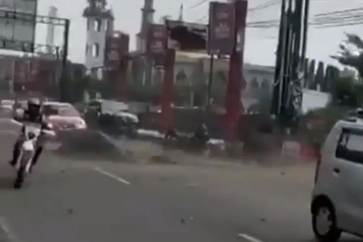 Angin Puting Beliung Sapu Lembang Bandung, Seorang Perempuan Teriak Histeris Ketakutan