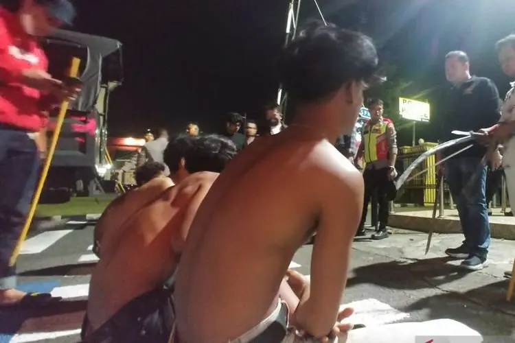 Polisi Amankan Belasan Remaja Pelaku Tawuran Bersenjata Tajam
