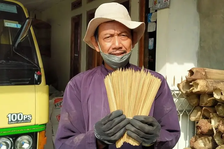 Semenjak Pandemi, Produksi Perajin Tusuk Sate di Kutawaringin Menurun