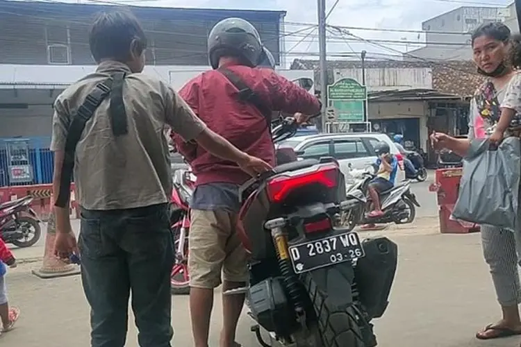 Bocah 10 Tahun Asal Padalarang Rela Jadi Juru Parkir, Demi Beli Kuota Internet untuk PJJ