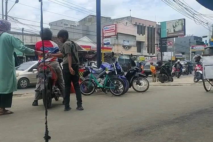 Pengen Beli Sepeda, Bocah Kelas 3 SD di  Padalarang Nyambi Jadi Juru Parkir