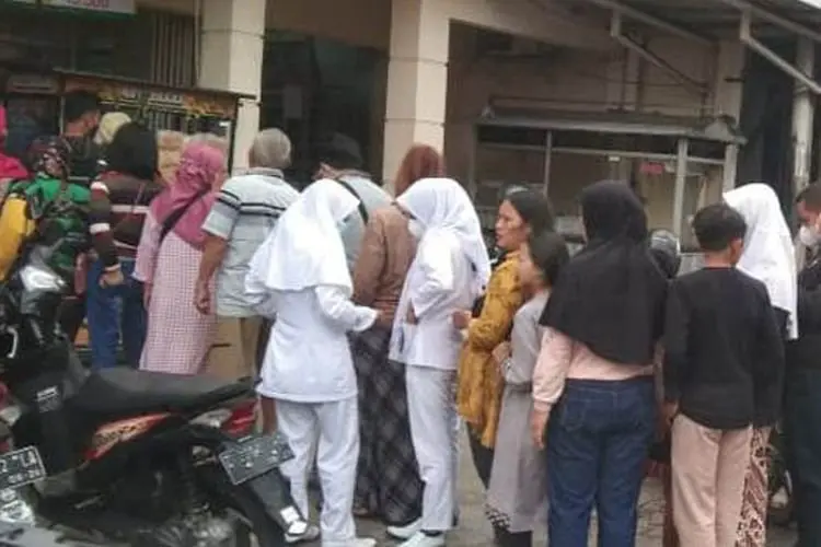 Antrean Pembeli Minyak Goreng Terjadi di Garut Lantaran Pasokan Bergilir