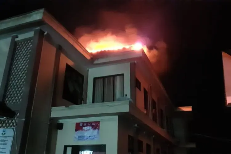 Atap Aula Kantor Kecamatan Cibatu Kabupaten Garut Terbakar
